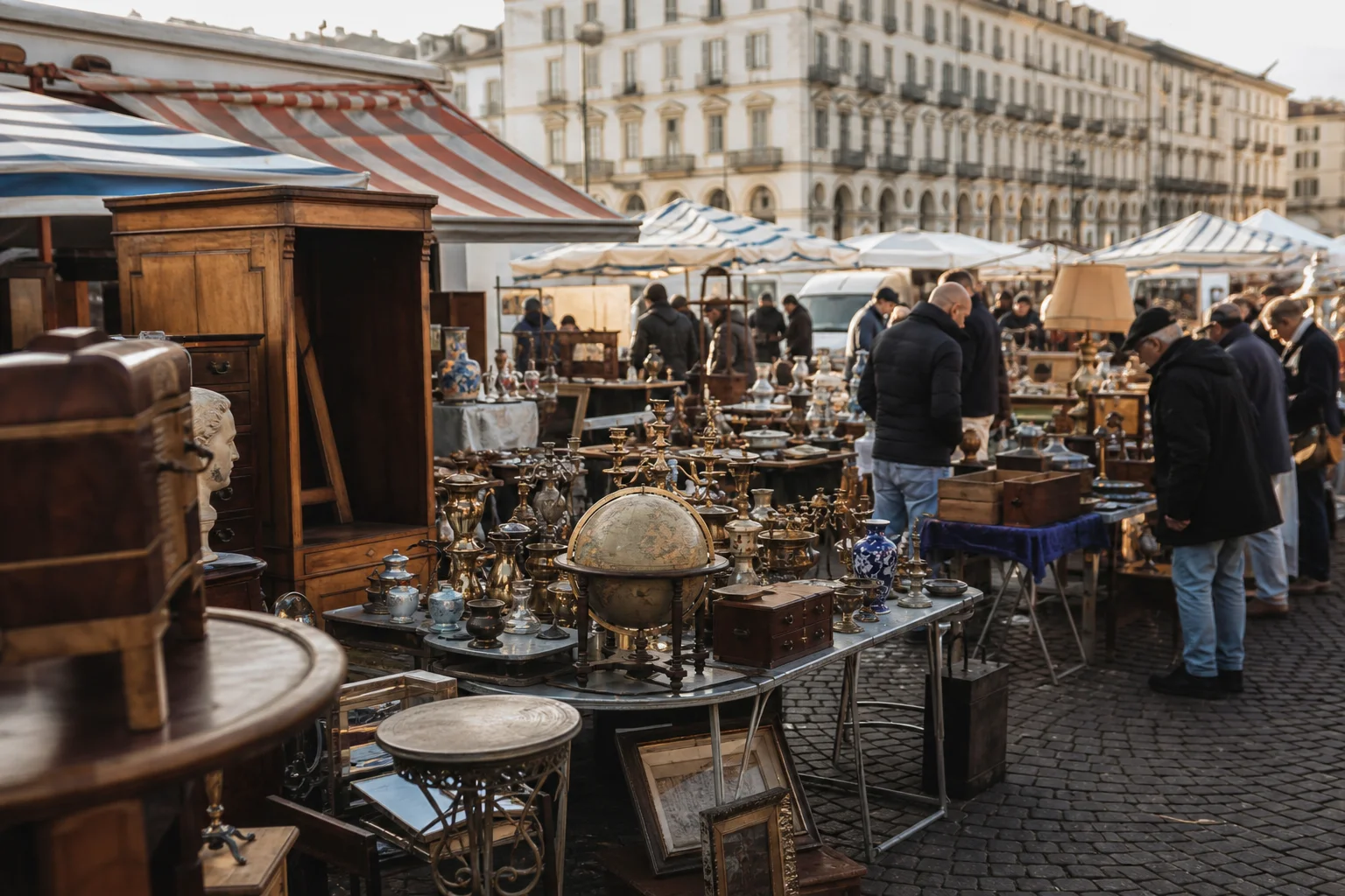shoppers browsing antique and vintage market stalls at Balon del Sabato in Italy