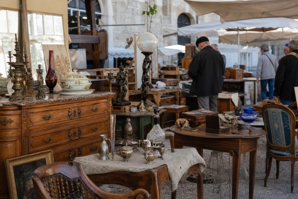 shoppers browsing antique and vintage market stalls at Barnebys in Place Charles David, 30400 Villeneuve-lès-Avignon, France