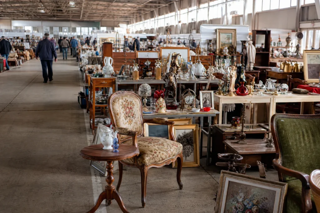 shoppers browsing antique and vintage market stalls at Bazarul cu Amintiri in Romania