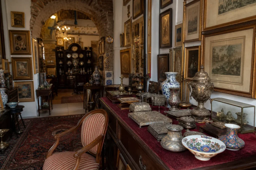 shoppers browsing antique and vintage market stalls at Kashif Sofa – Sofa Art & Antiques in Turkey