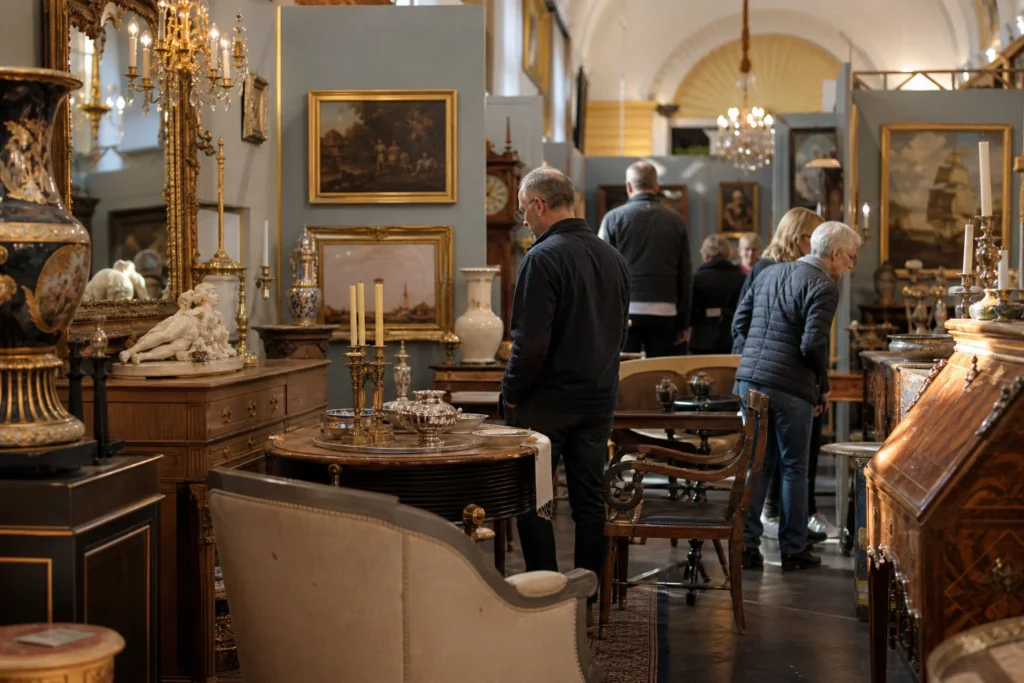 shoppers browsing antique and vintage market stalls at Kunst & Antikmesse Copenhagen