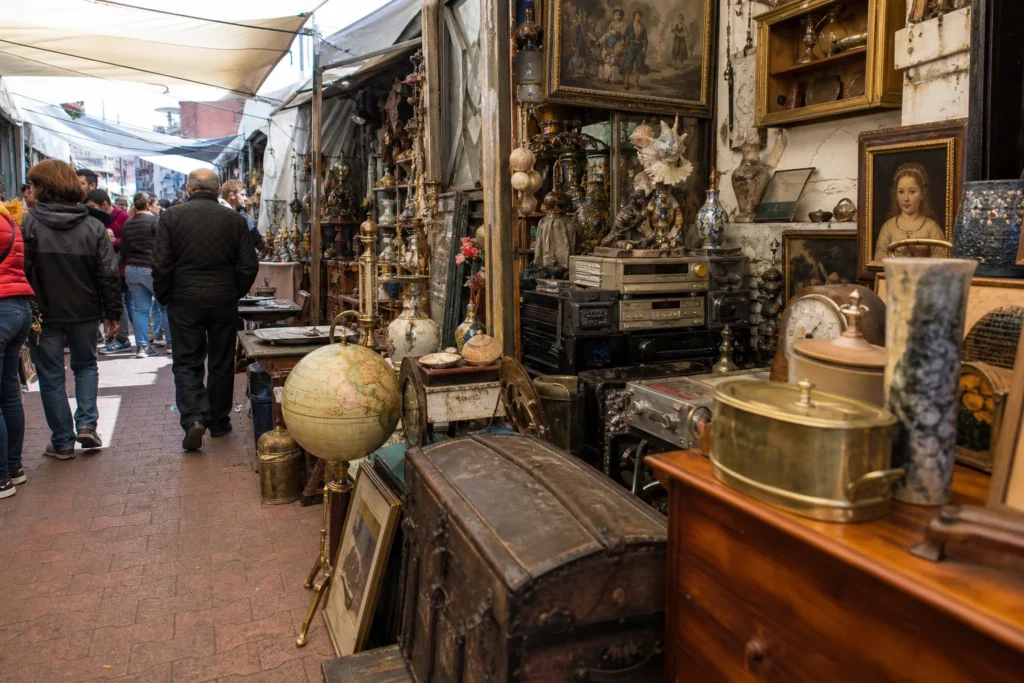 shoppers browsing antique and vintage market stalls at Mercado de las pulgas de San Alejo in Colombia