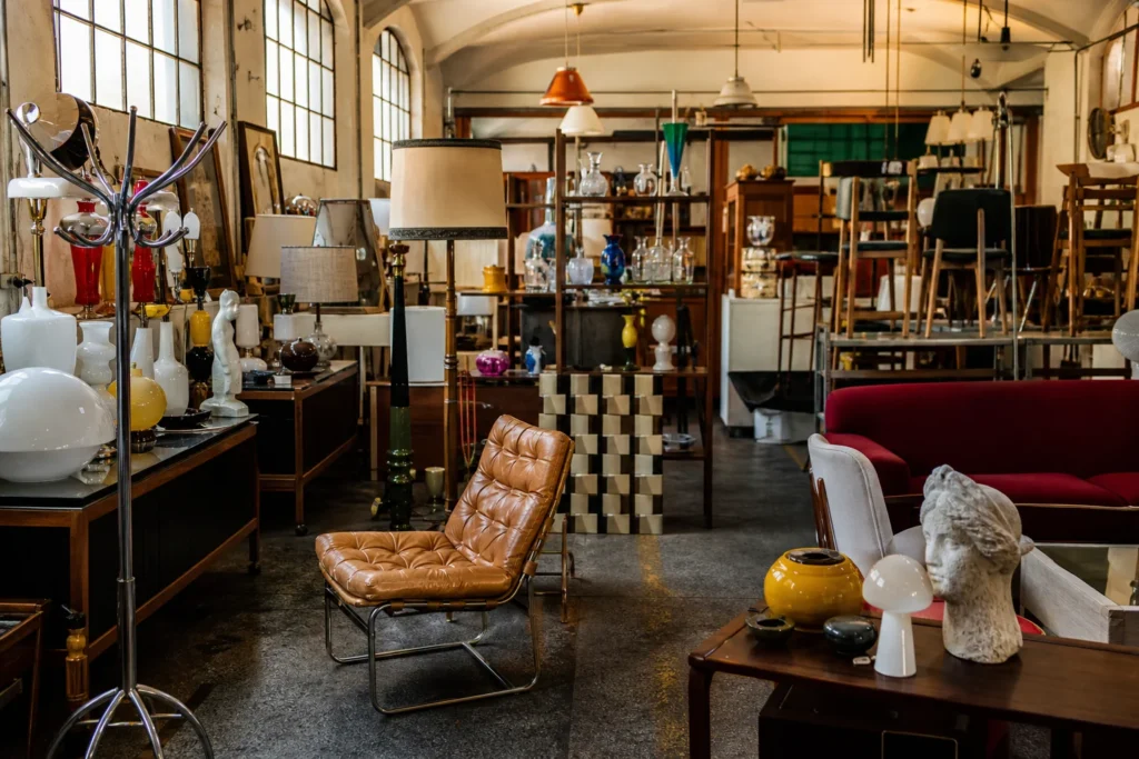 shoppers browsing antique and vintage market stalls at Penelope Mercatino dell’Usato in Italy